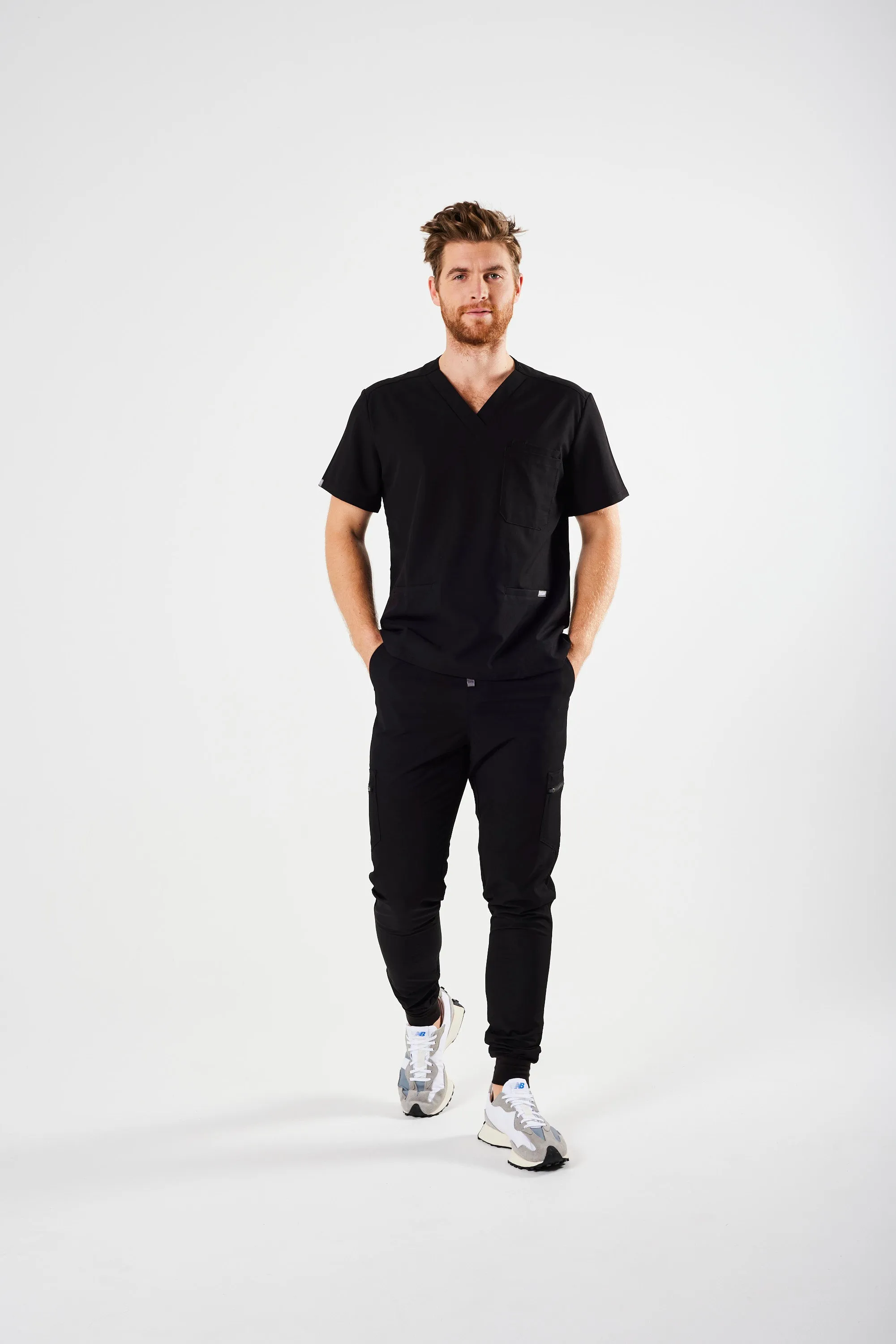 CLASSIC THREE-POCKET MEN'S SCRUB TOP (BLACK)