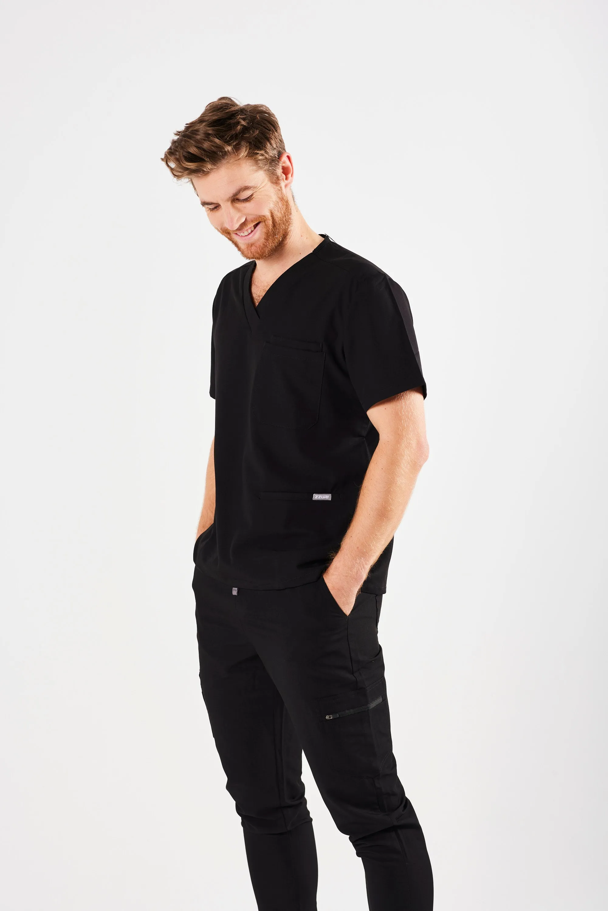 CLASSIC THREE-POCKET MEN'S SCRUB TOP (BLACK)