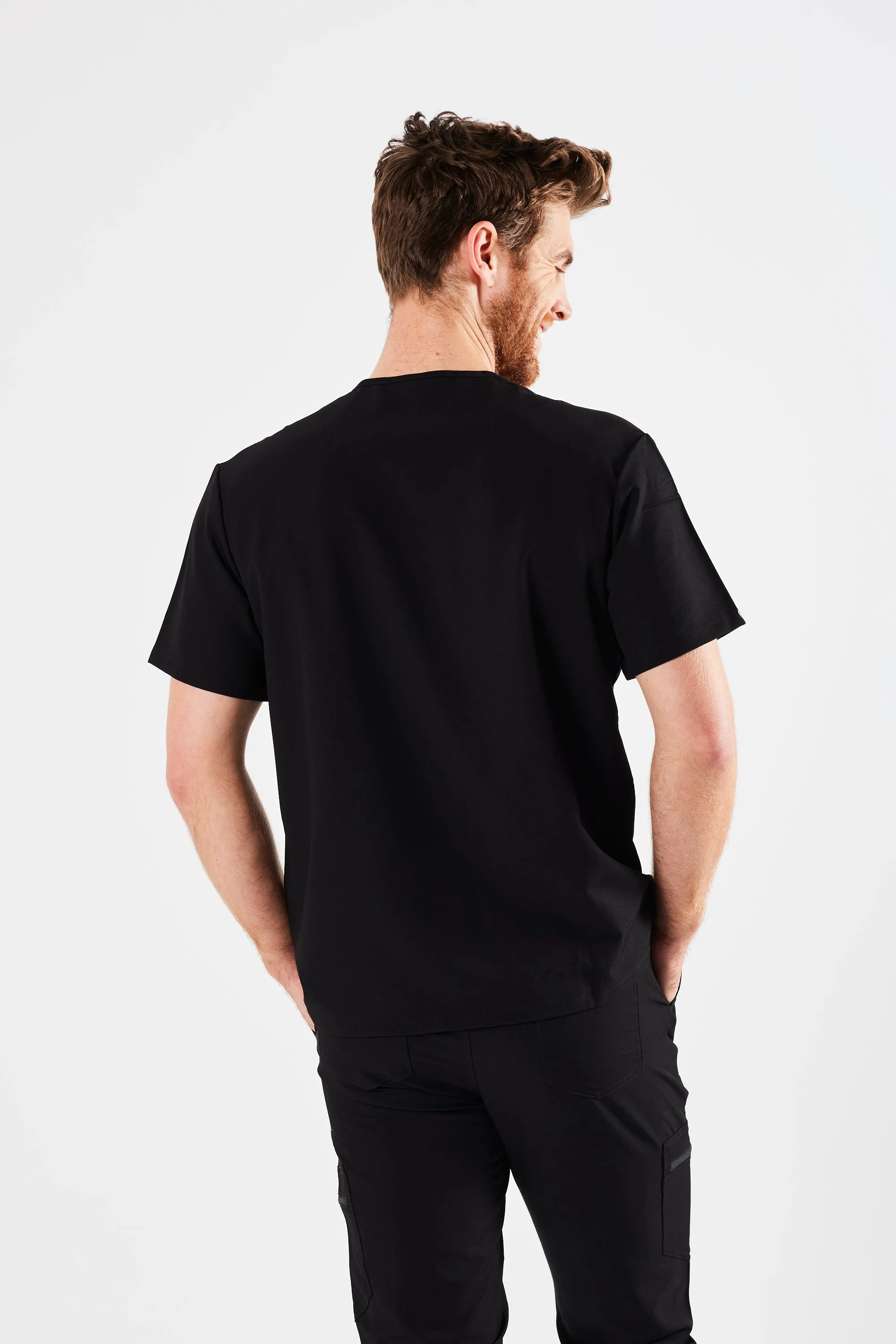 CLASSIC THREE-POCKET MEN'S SCRUB TOP (BLACK)